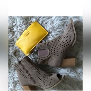 Open toe textures booties. These are very cute worn minimally